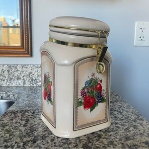 Knott’s Berry Farm Foods Ceramic Lock and Seal Canister Cookie Jar